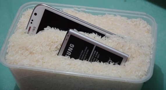 save-smartphone-in-rice-1